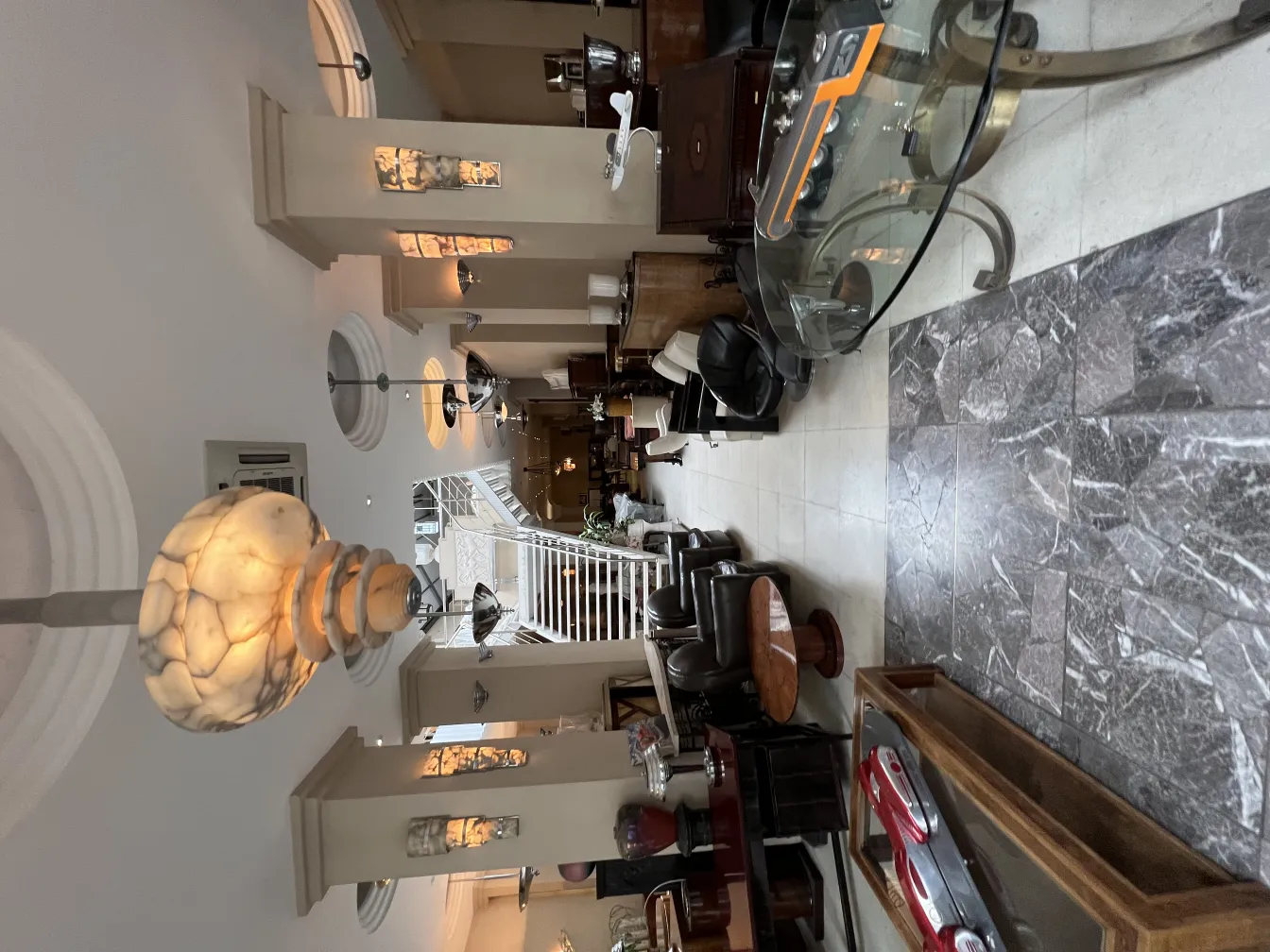 Lustre antique illuminant une pièce élégante