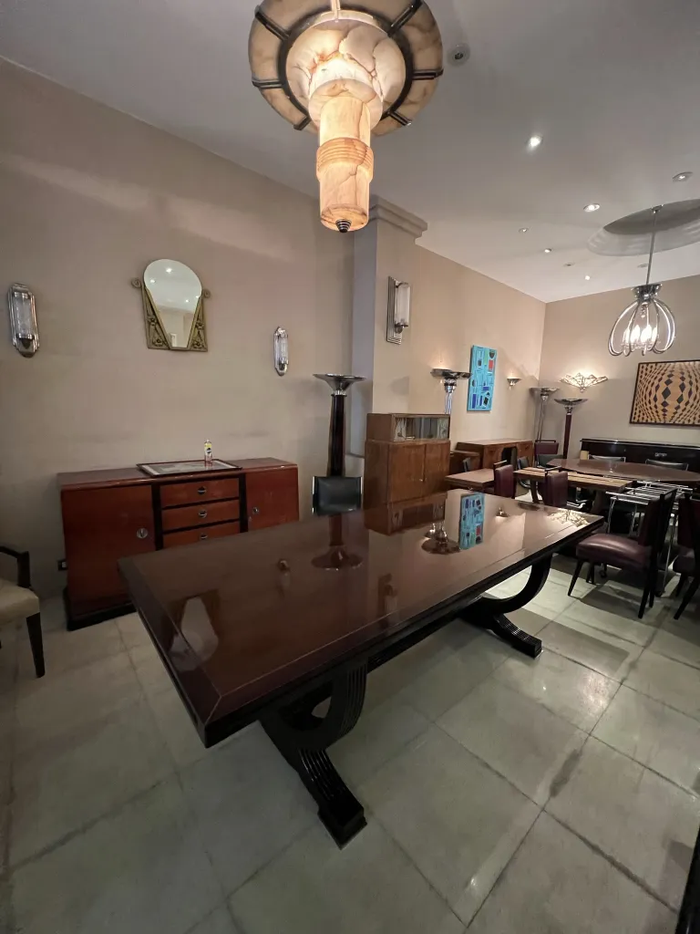 Lampada a sospensione antica con design attraente ed elegante in un ambiente accogliente