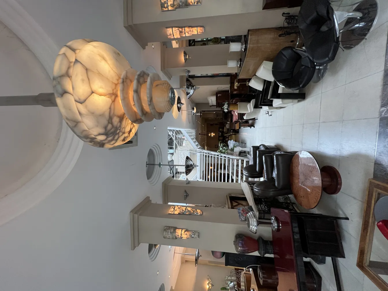 丸い形の古いハンギングランプがリビングルームを照らす