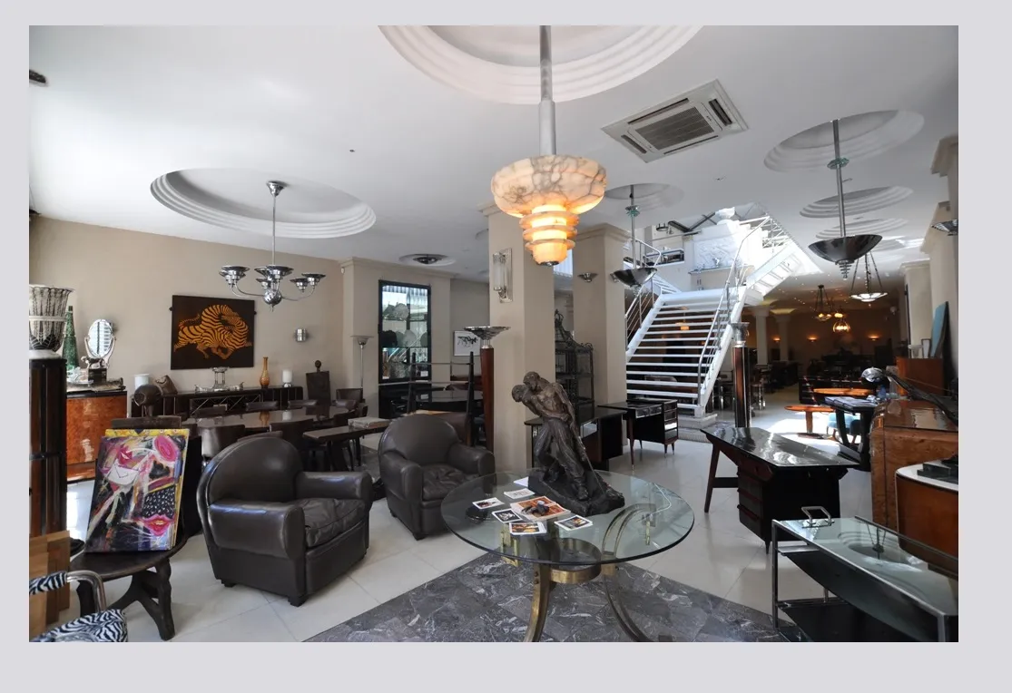 Lâmpada de teto antiga de vidro com detalhes elegantes, ambiente aconchegante.