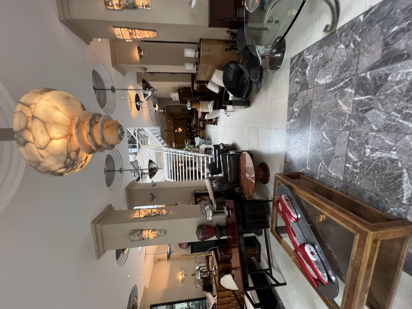 Lámpara de techo antigua con diseño moderno en salón elegante.