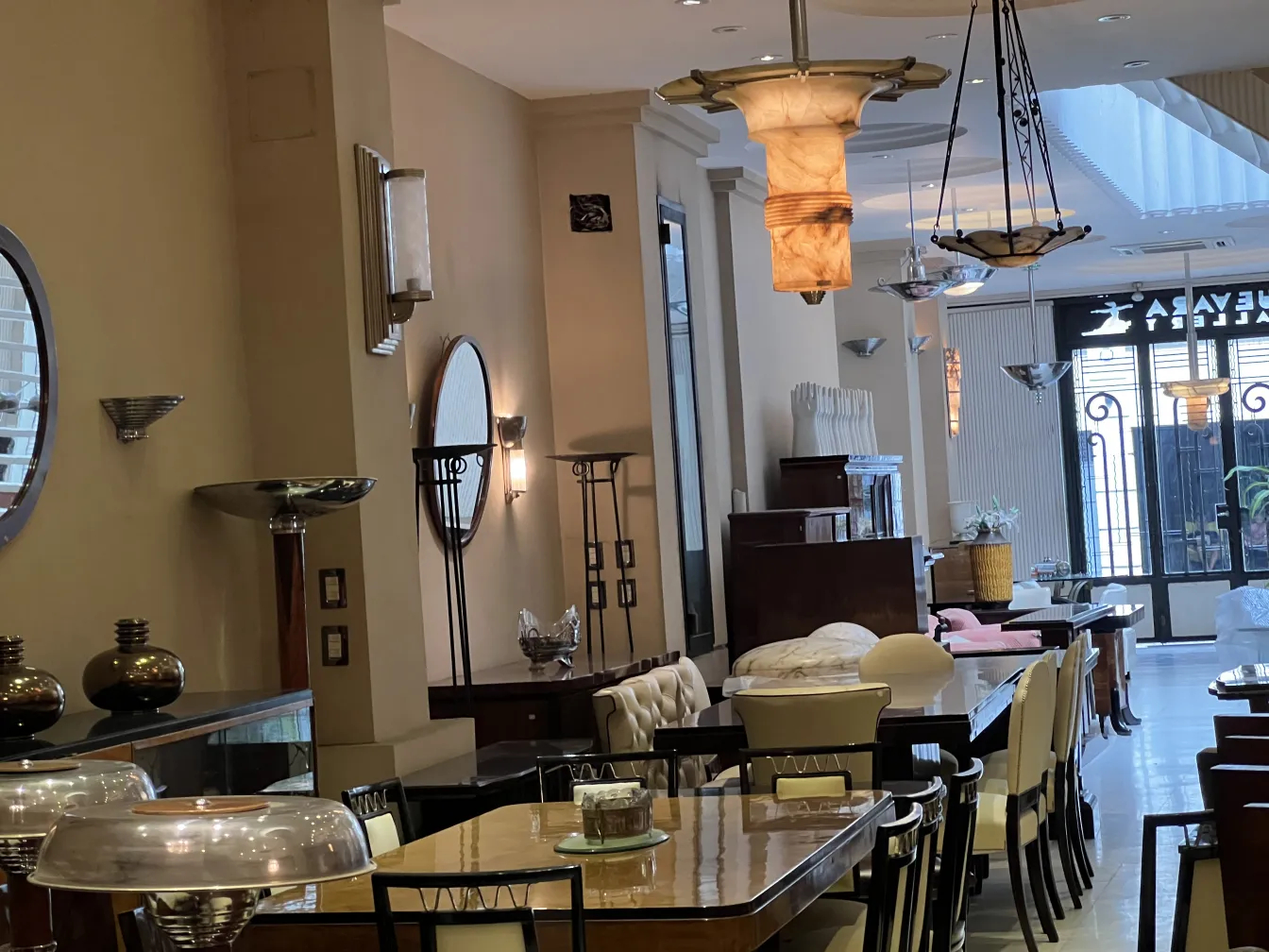 lampara de techo antigua con diseño clasico en un ambiente acogedor