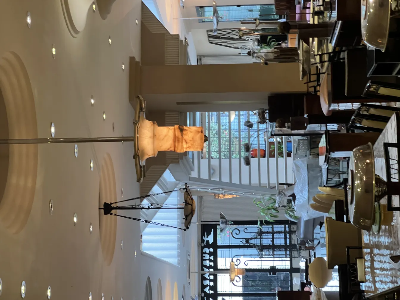 Lámpara de techo antigua de estilo clásico en un entorno elegante