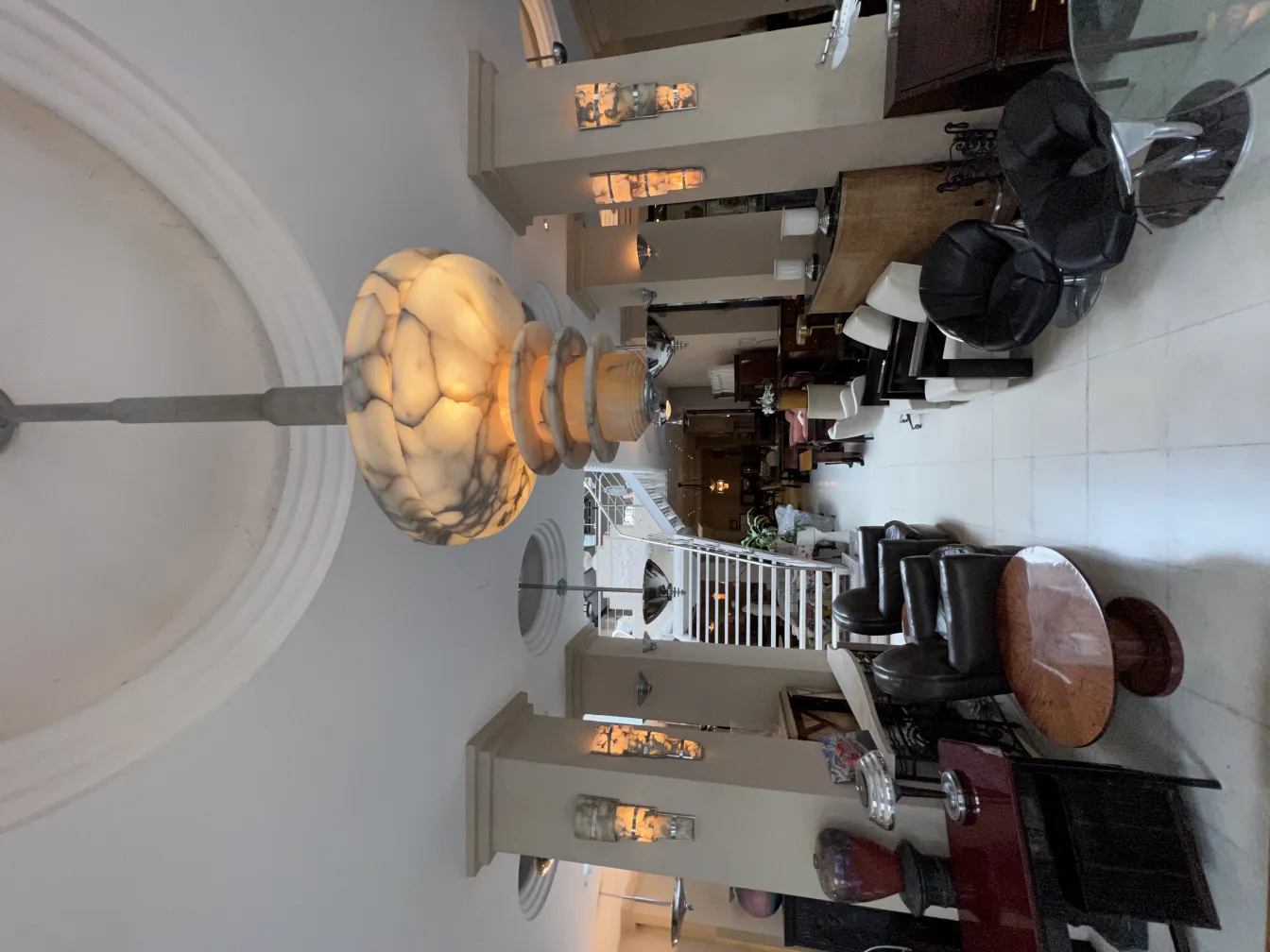 Lustre élégant avec des détails complexes, situé dans un salon moderne