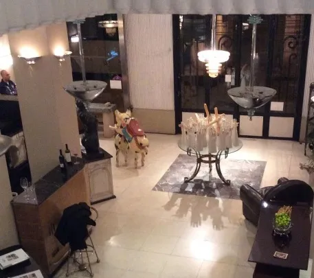 Lâmpada de teto antiga com design elegante em um ambiente acolhedor.