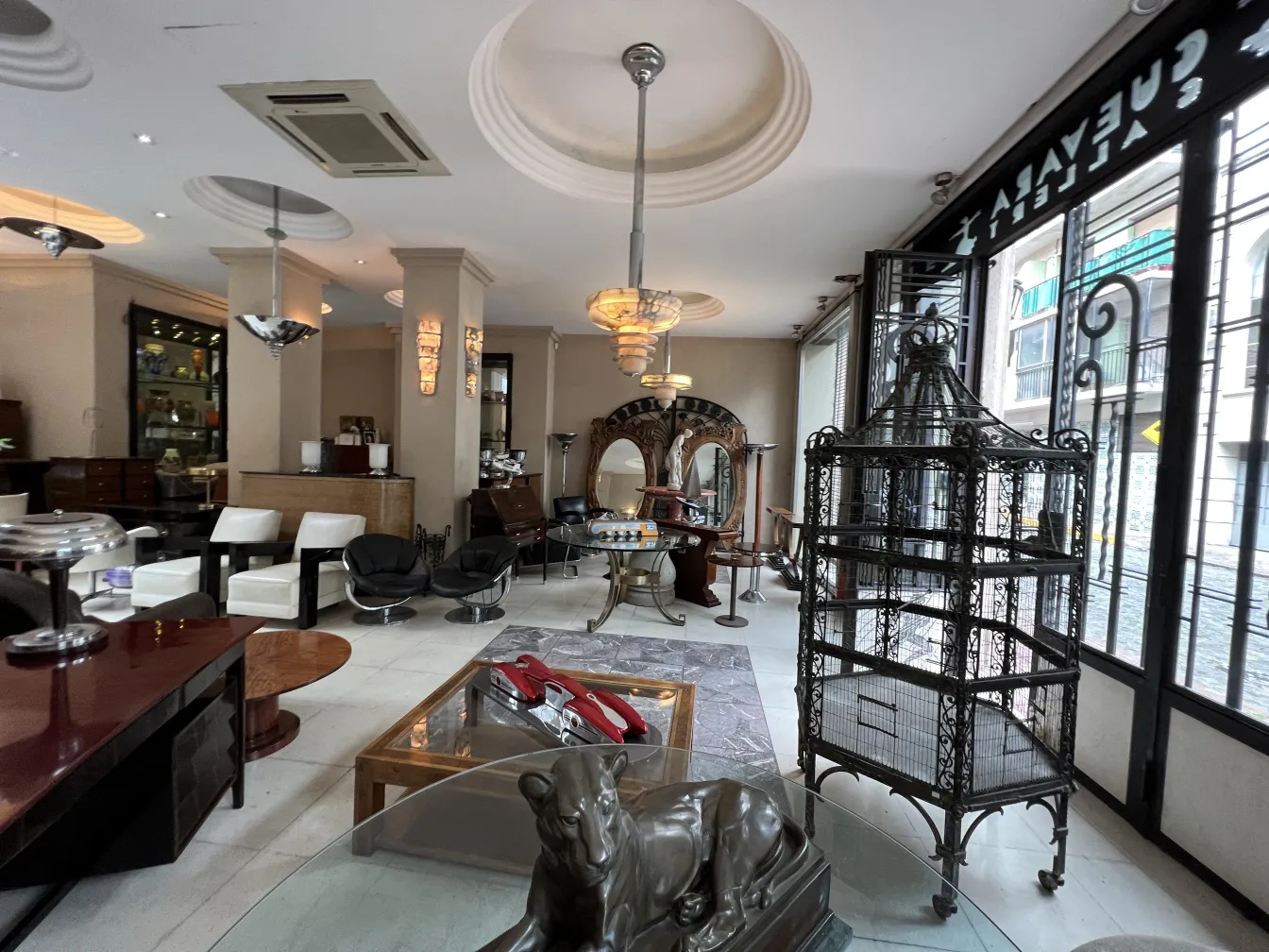 Lâmpada de teto antiga e decorativa em um ambiente elegante com móveis variados