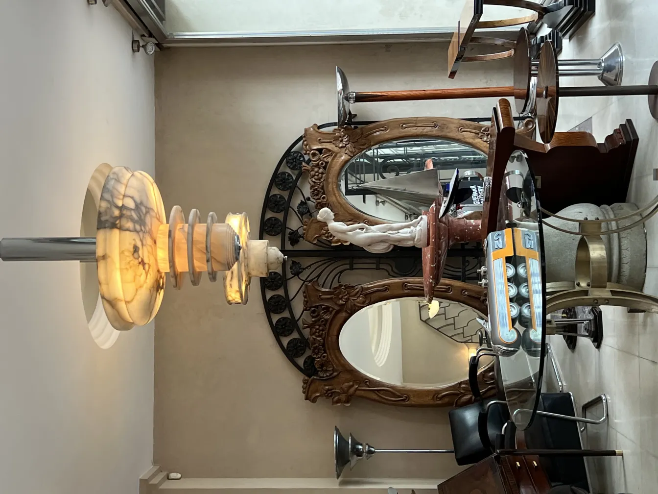 Lámpara de techo antigua iluminando un espacio elegante