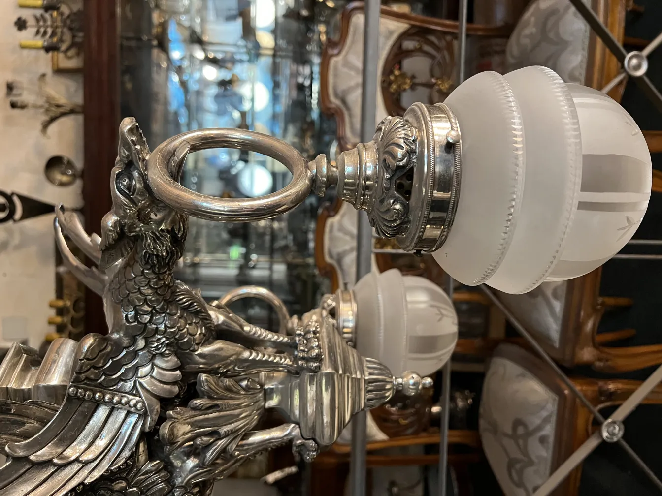 Lampada a sospensione antica con disegni dorati sullo sfondo