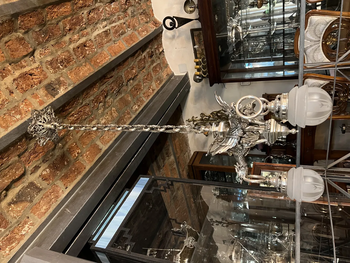 Lámpara de techo antigua con bases decorativas en un ambiente elegante.