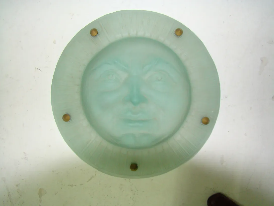 Antike Hängelampe mit Gesicht in erfrischender heller Farbe und Details