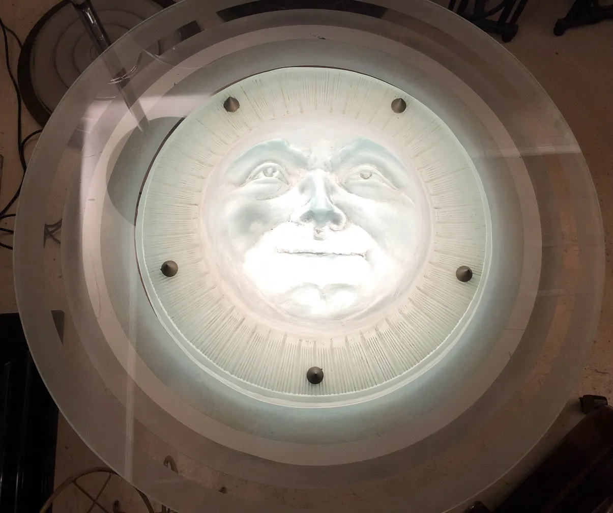 lámpara de techo con rostro iluminado de estilo antiguo en ambiente clásico