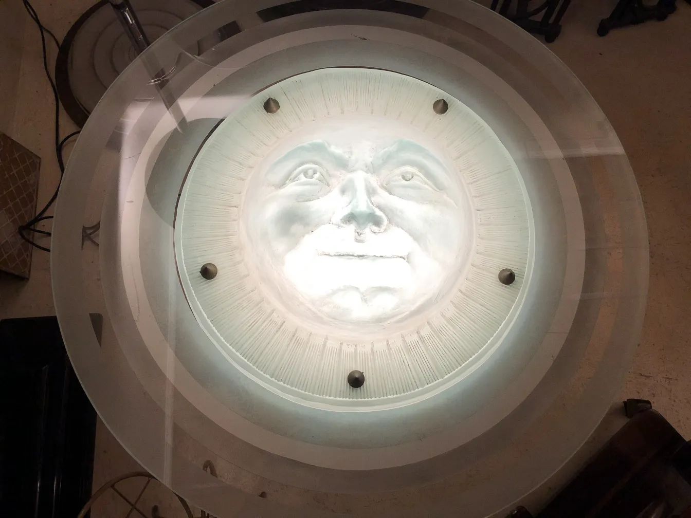 태양 디자인이 있는 교수형 램프, 고대 ST Louis