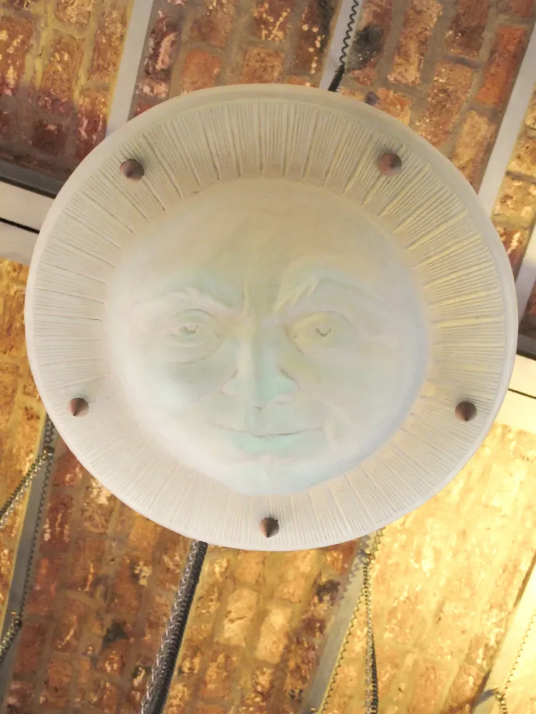 Lampada a sospensione antica con design facciale, ST Louis, illumina l'ambiente