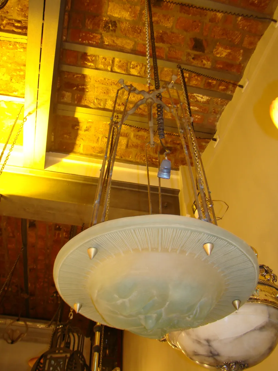 lustre ancien de style St Louis avec des détails décoratifs