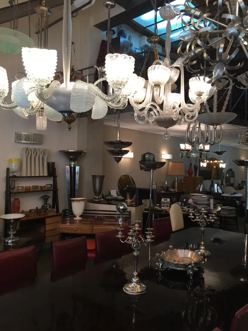 Lampada a sospensione antica ST Louis, decorativa ed elegante, in un ambiente di antiquariato.