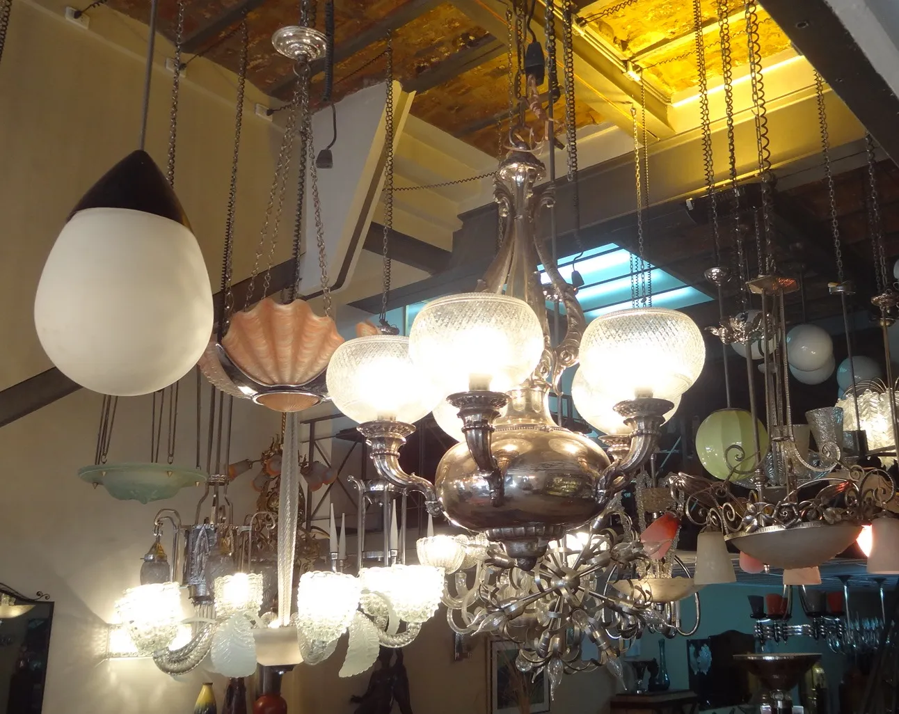 lampada a sospensione antica decorativa con luci brillanti