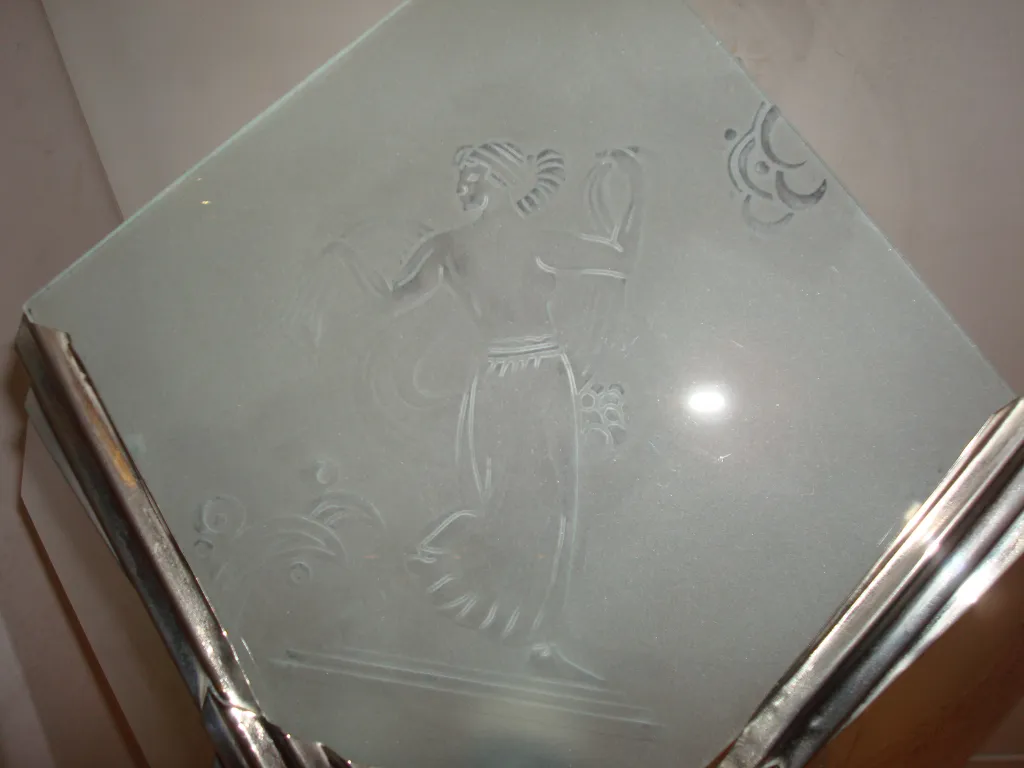 Lustre ancien avec design gravé et décorations subtiles, idéal pour les espaces élégants.