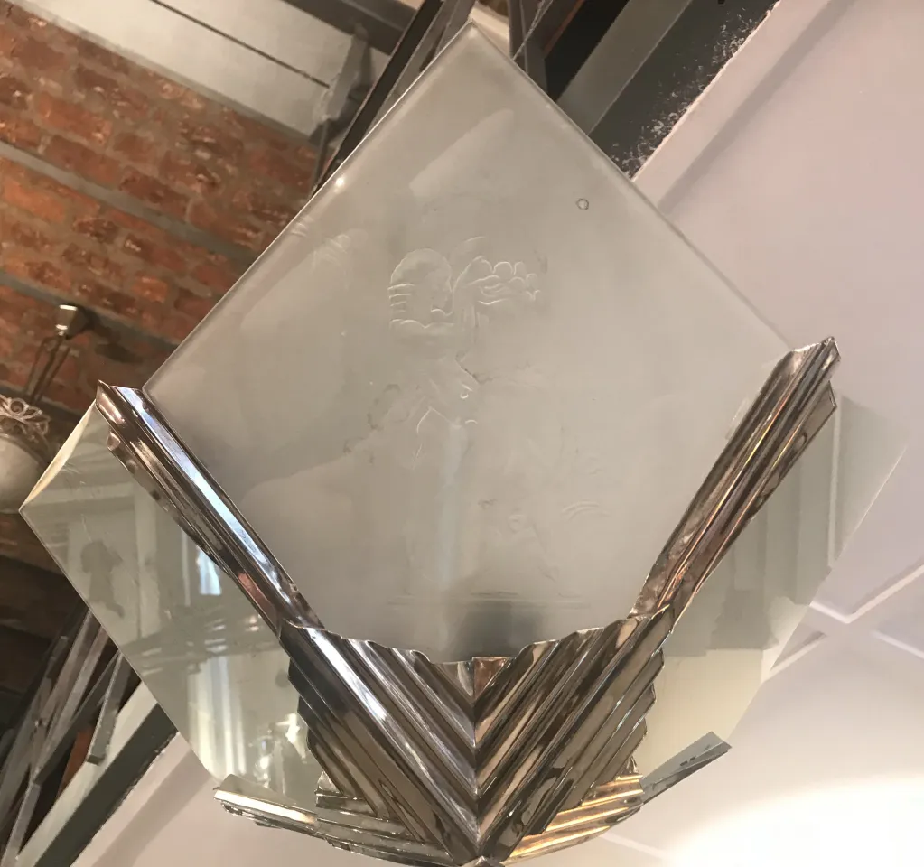 Lampada a sospensione antica con design classico in un ambiente accogliente.