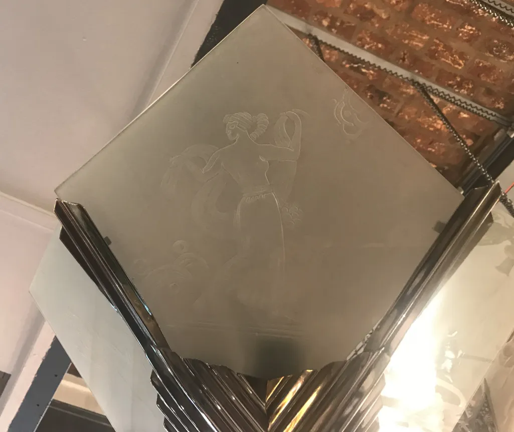 Lampada a sospensione antica con una bella illustrazione di donna, ambiente accogliente.