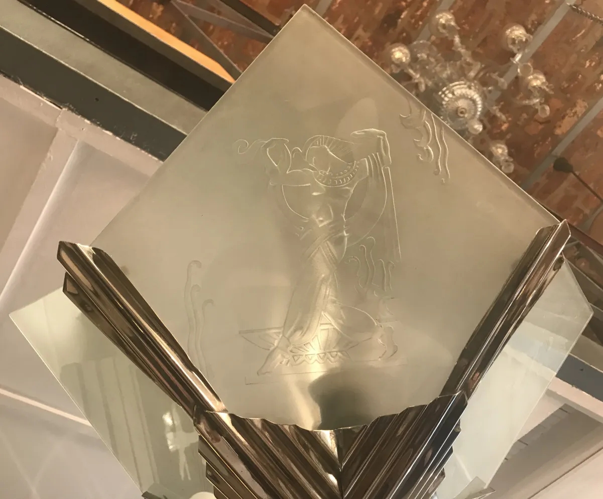 Lustre ancien avec dessin gravé en verre et environnement décoratif.