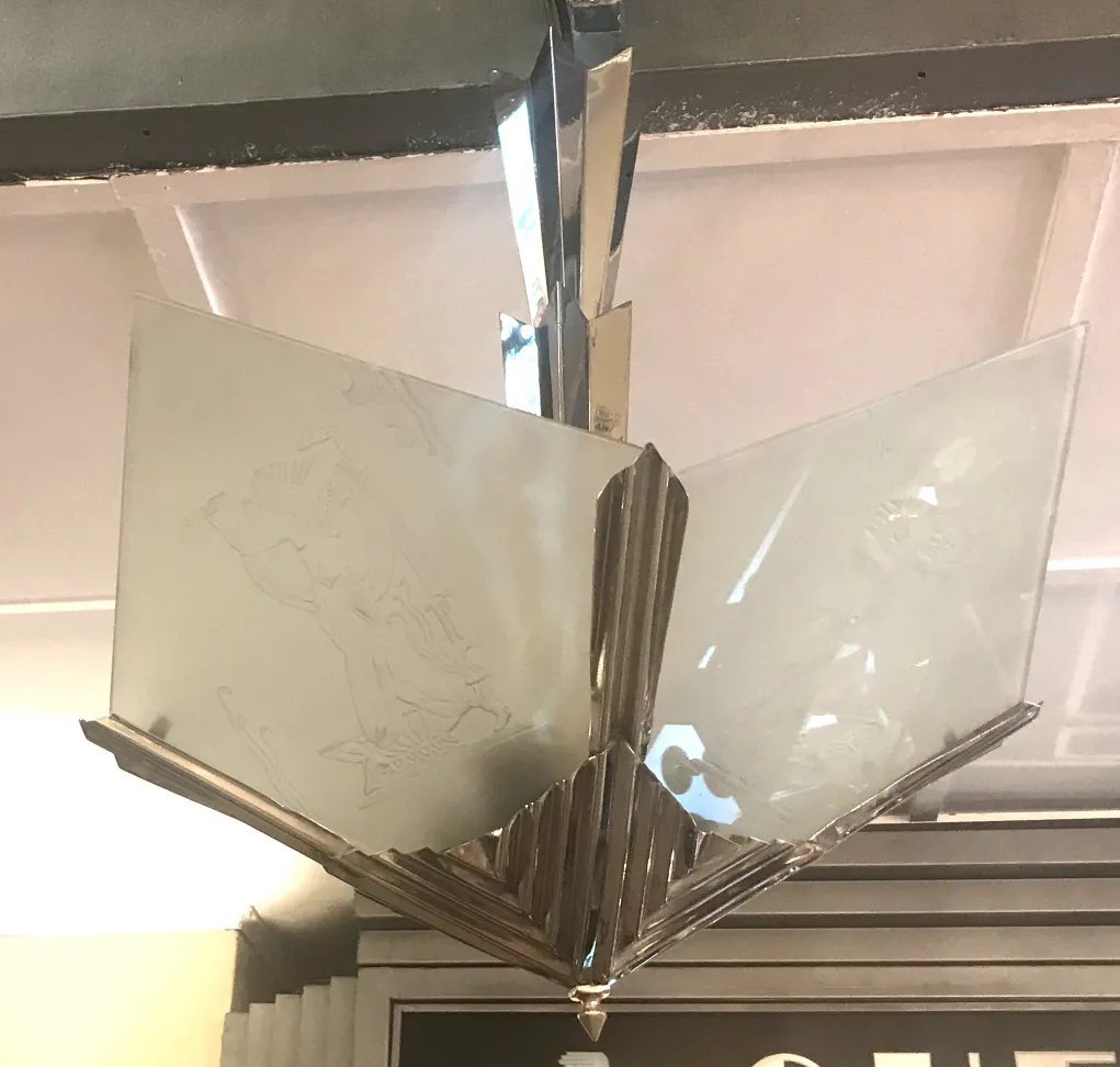 Lâmpada de teto antiga com design em vidro e metal, decorativa.