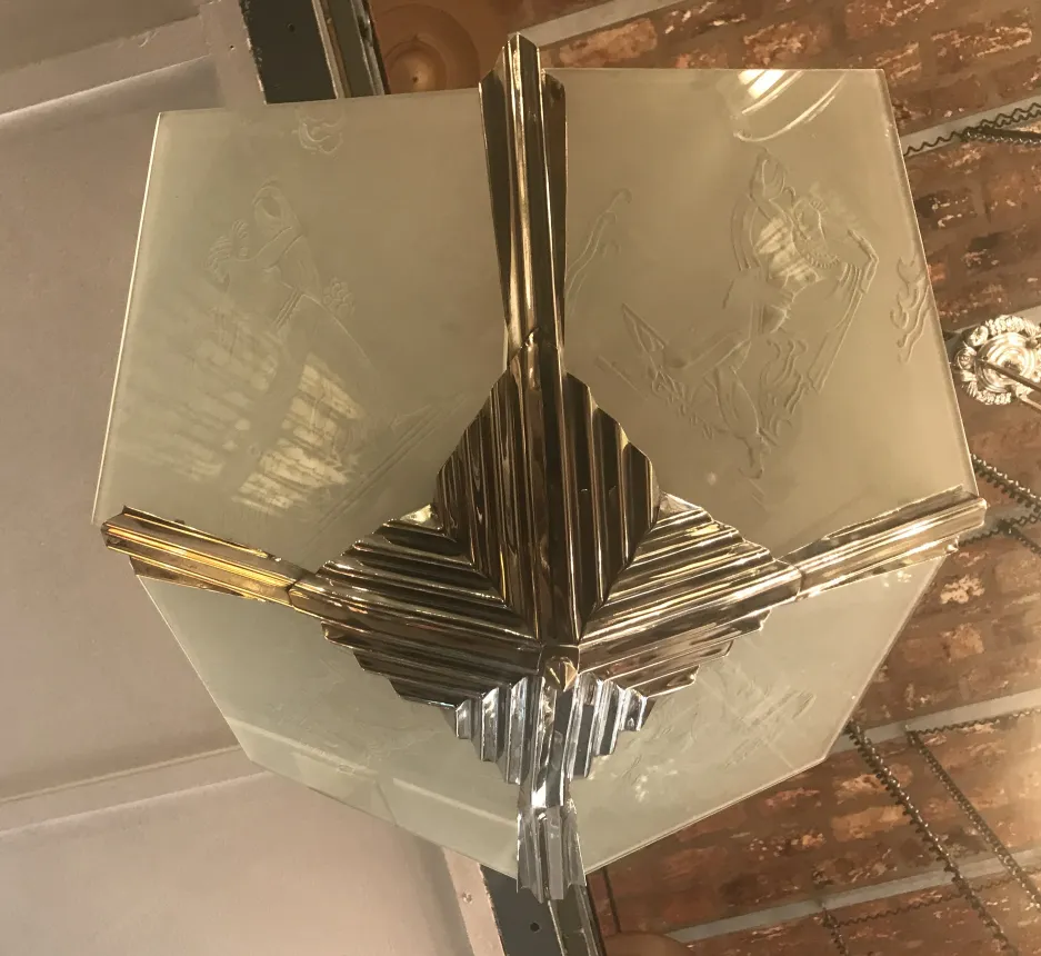 带雕刻玻璃和金色细节的古董吊灯