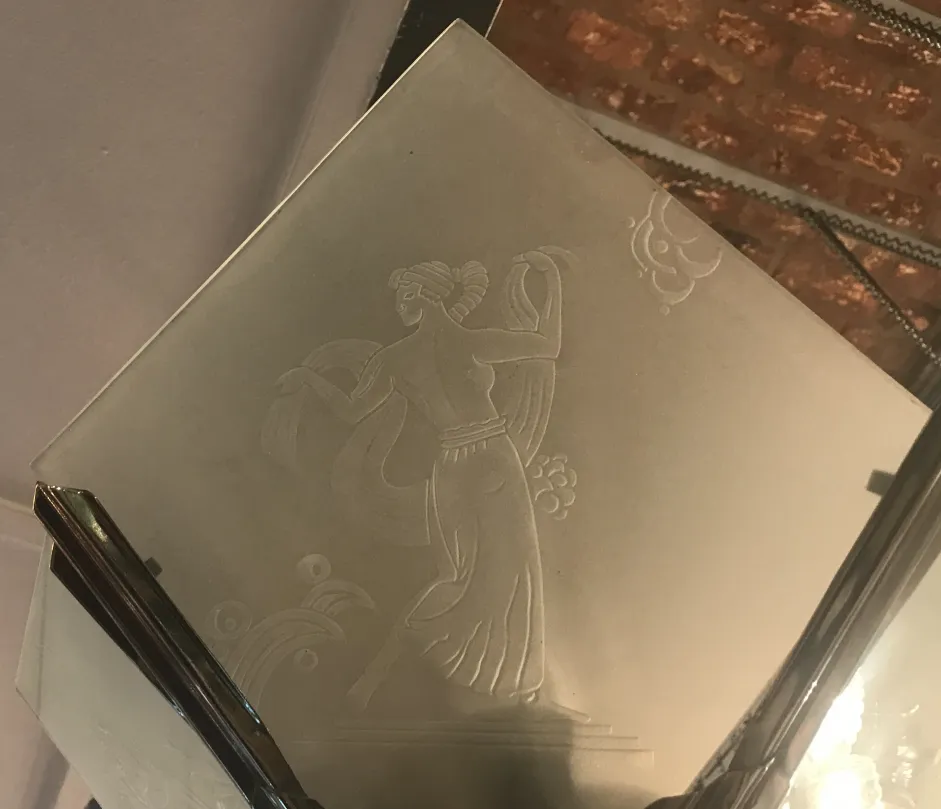 Lámpara de techo antigua con diseño clásico y figura grabada