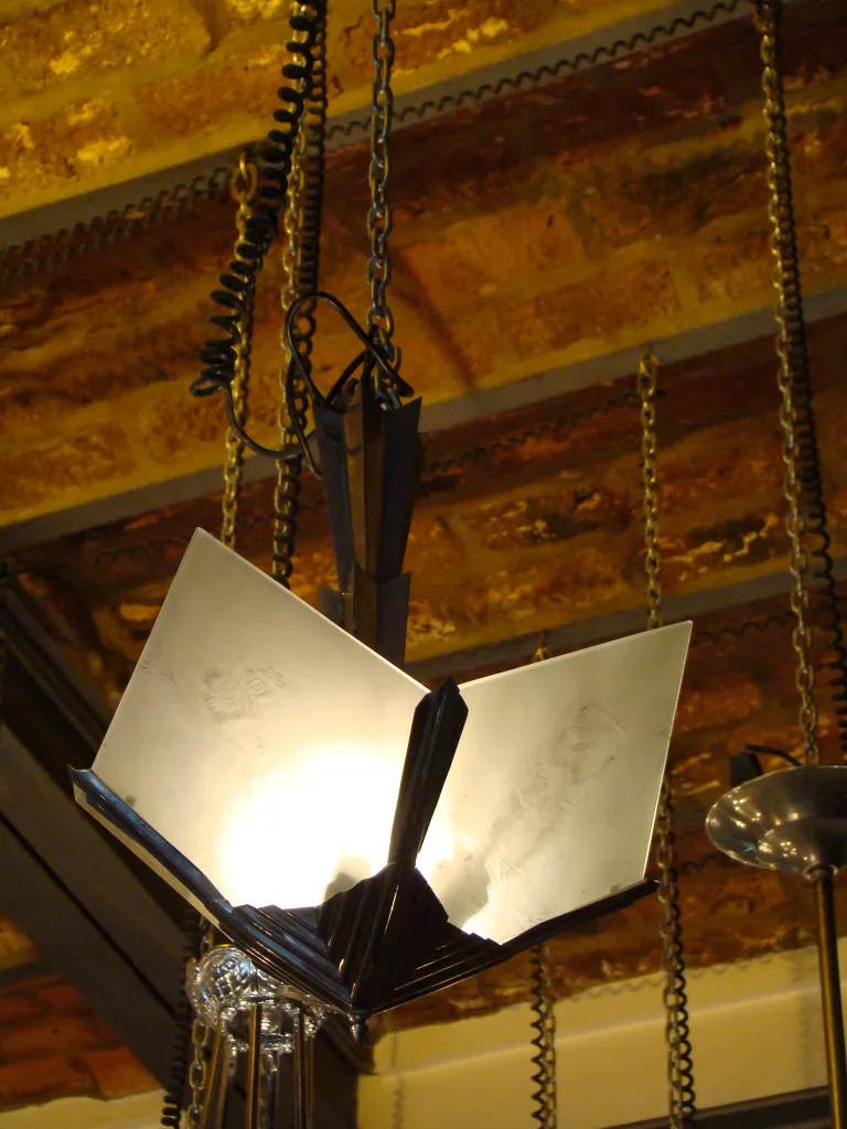 Purana latakhta hua deepak vishisht design ke sath, jise jagmagaat bakar hai