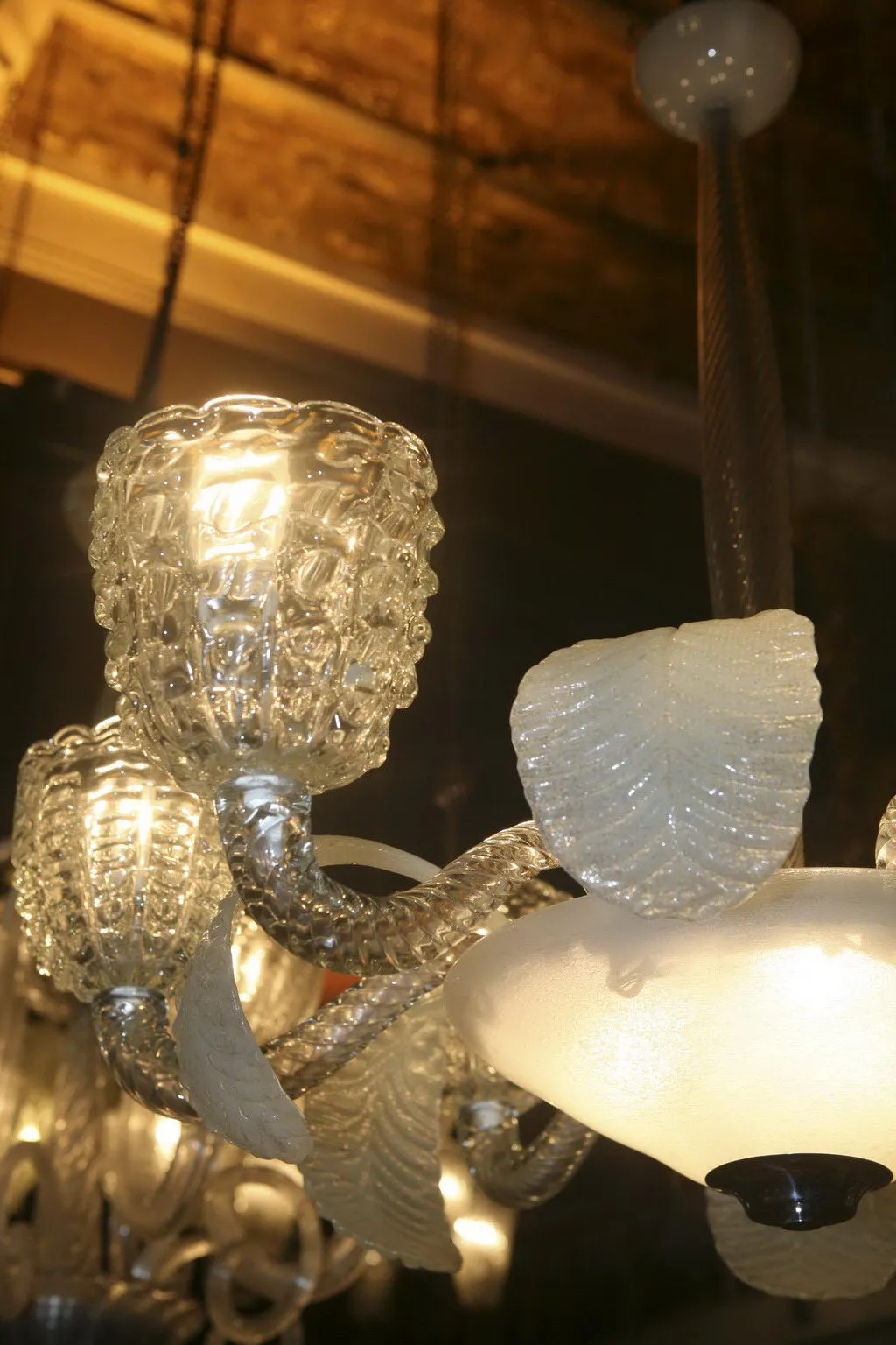 Lampada a sospensione antica con vetro e dettagli di foglia