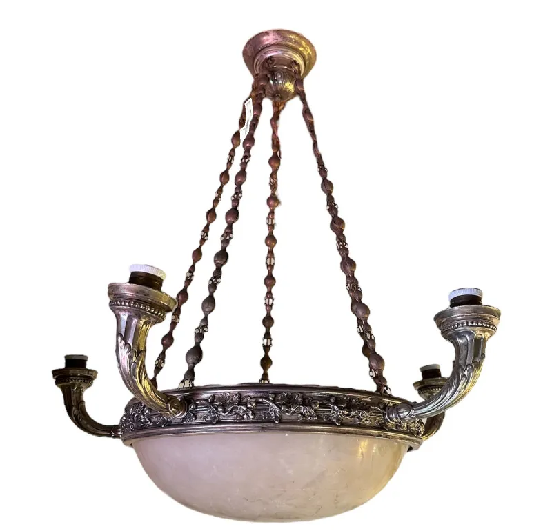 Lâmpada de teto antiga com detalhes em prata e estilo clássico. Ambiente elegante.