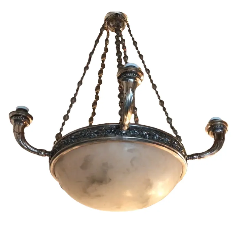 Lustre ancien avec design classique et détails décoratifs