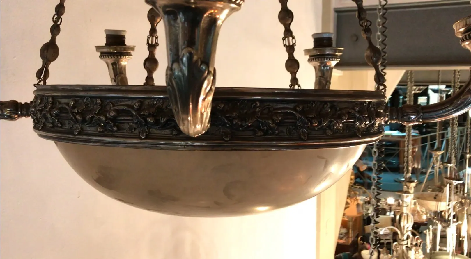 Lâmpada de teto antiga com detalhes artísticos em metal