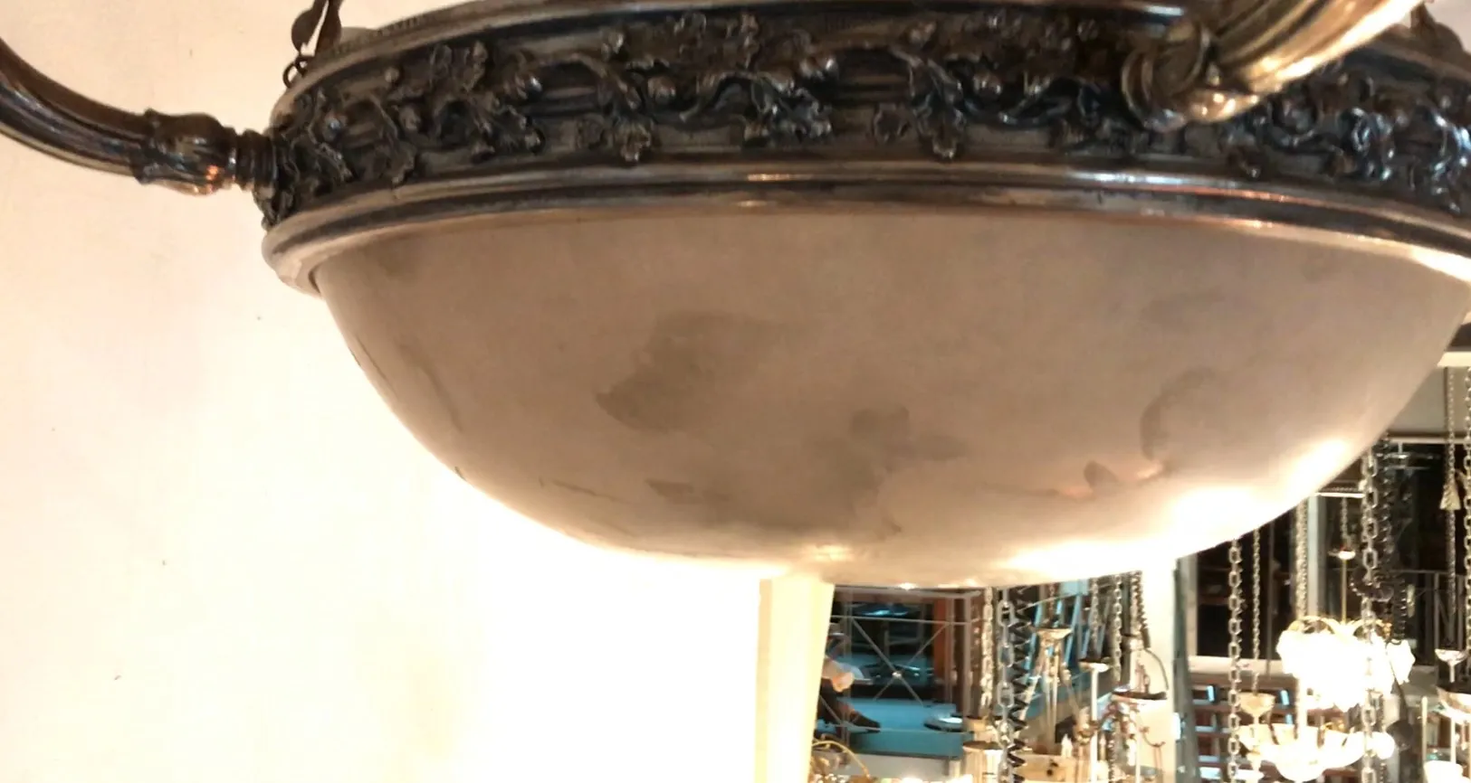 Lustre ancien avec design complexe, ambiance élégante