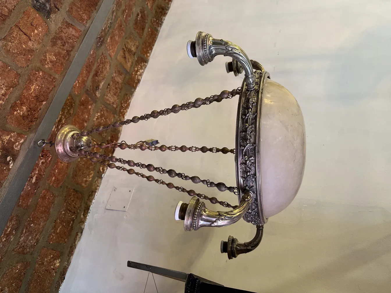 Lampada a sospensione antica in un ambiente rustico con catena decorativa