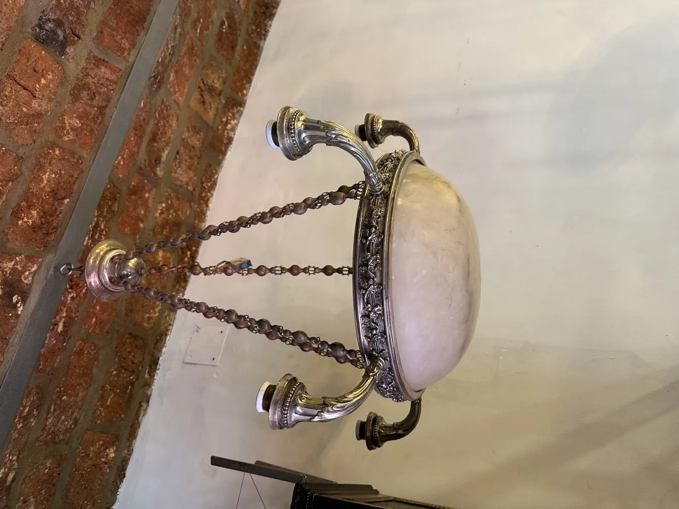 Lámpara de techo antigua, diseño clásico, metal y vidrio, ambiente acogedor 