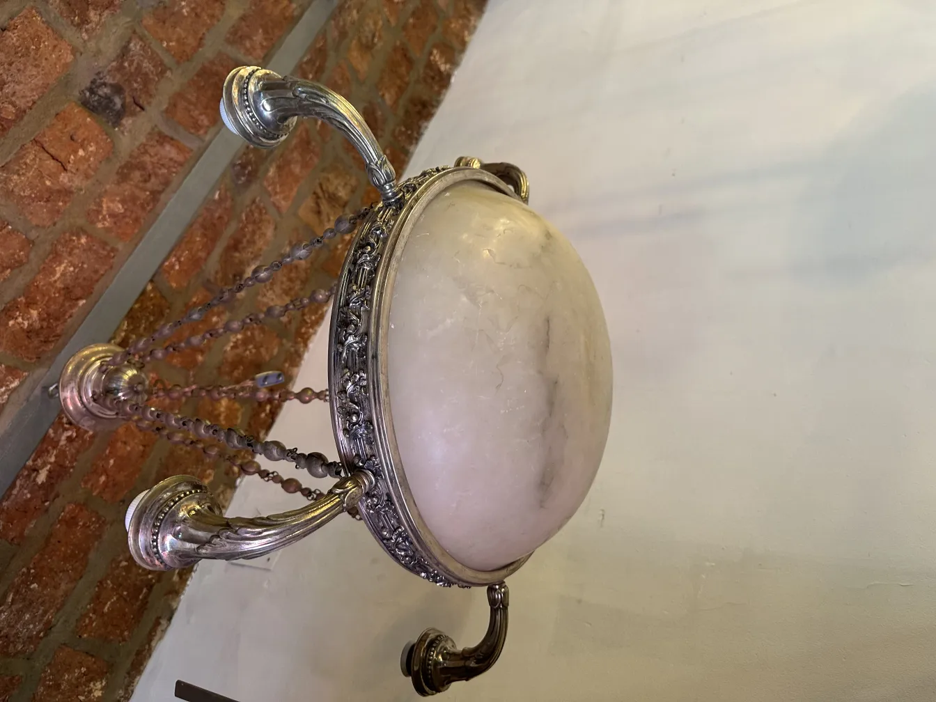 Lâmpada de teto antiga com base de mármore e detalhes em prata.