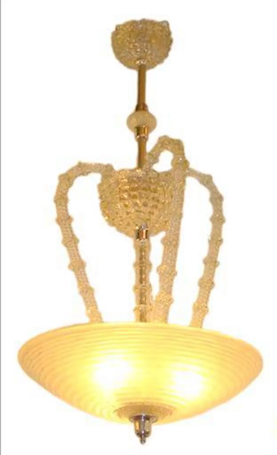 lampara de techo antigua con luz suave y detalles decorativos