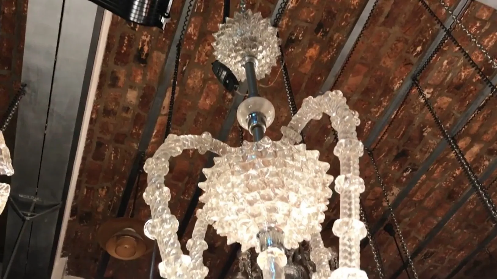 lampada a sospensione antica con design elegante in un ambiente accogliente.