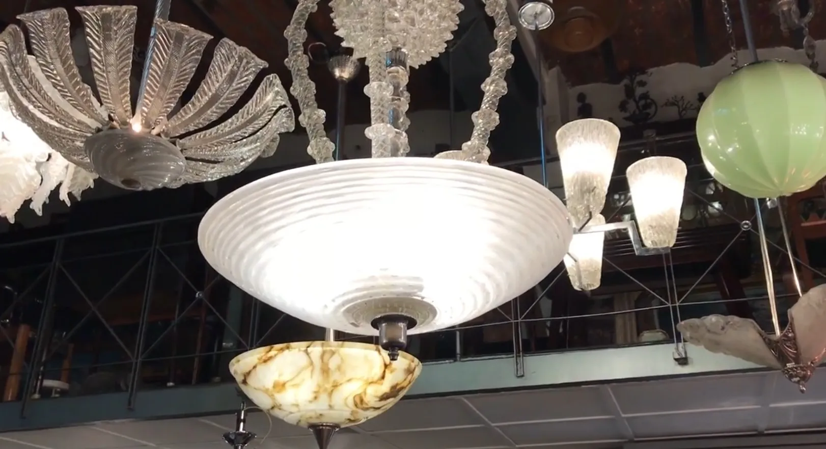 lampara de techo antigua con diseño elegante de paolo venini, luces brillantes y elementos decorativos en el ambiente