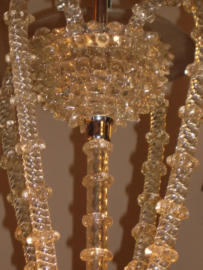 lampara de techo antigua, estilo elegante, con detalles brillantes, ambiente acogedor