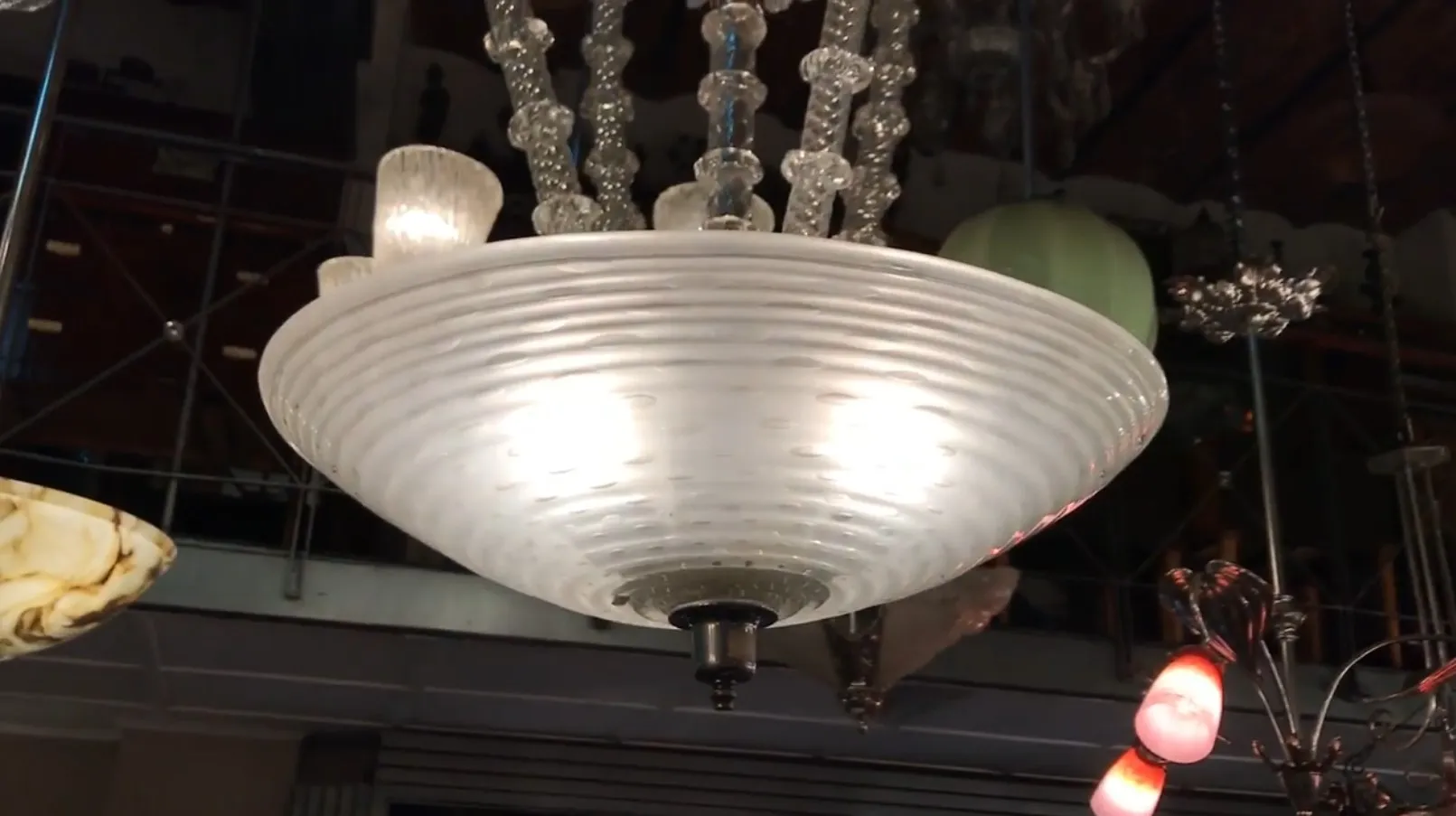 lampada de teto antiga de design paolo venini em ambiente elegante