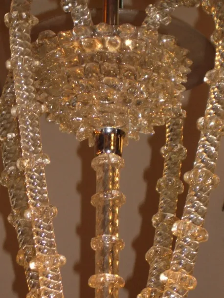 lustre ancien avec détail décoratif, paolo venini, dans un cadre classique