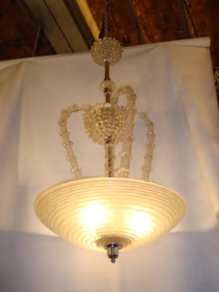 lampada a sospensione antica di Paolo Venini con design elegante e luce morbida, sospesa in un ambiente classico.
