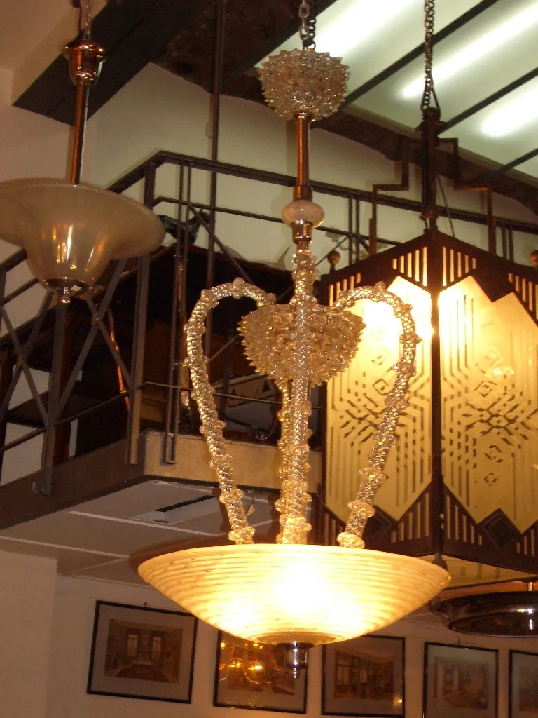 lâmpada de teto antiga com detalhes decorativos e luz quente, decoração de interiores