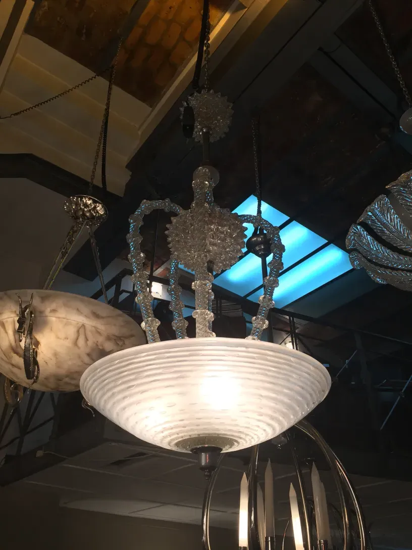 Antiga lâmpada de teto com design elegante, estilo clássico.