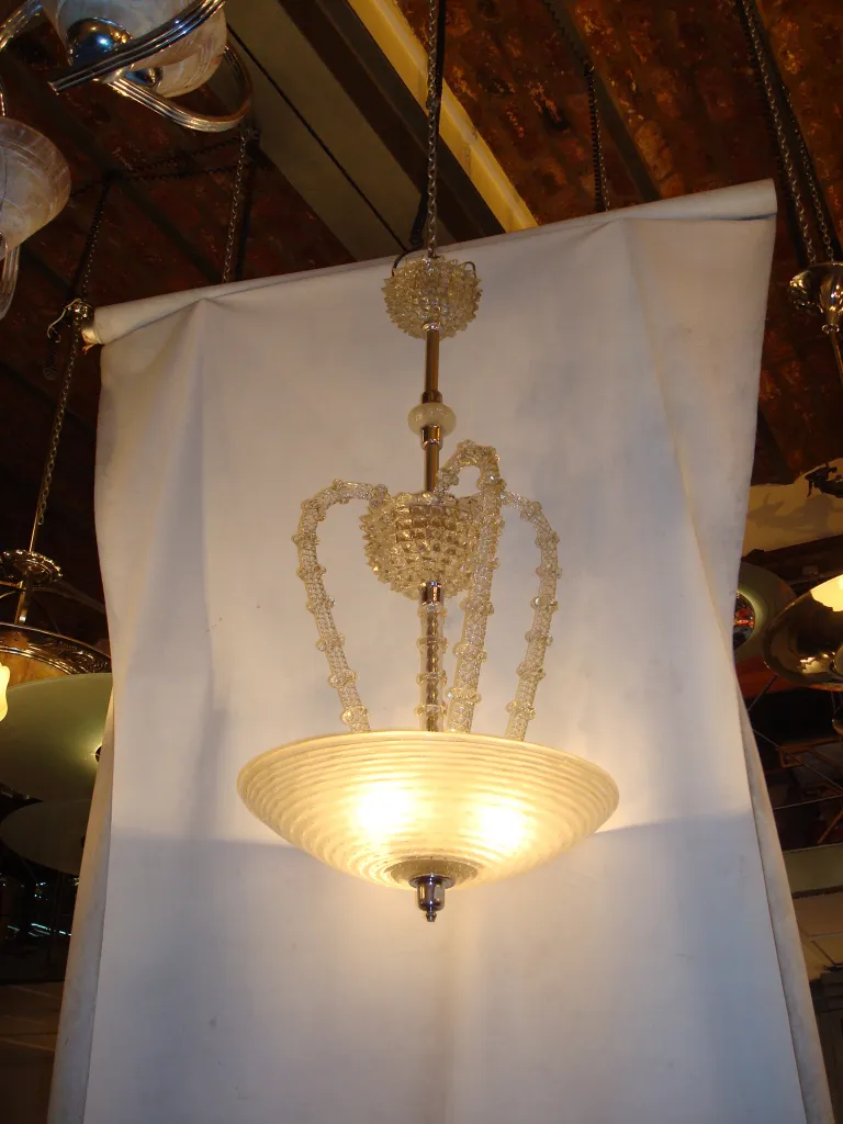 Antike Hängelampe mit sanftem Licht, klassischer Stil, mit erhöhten Details verziert.