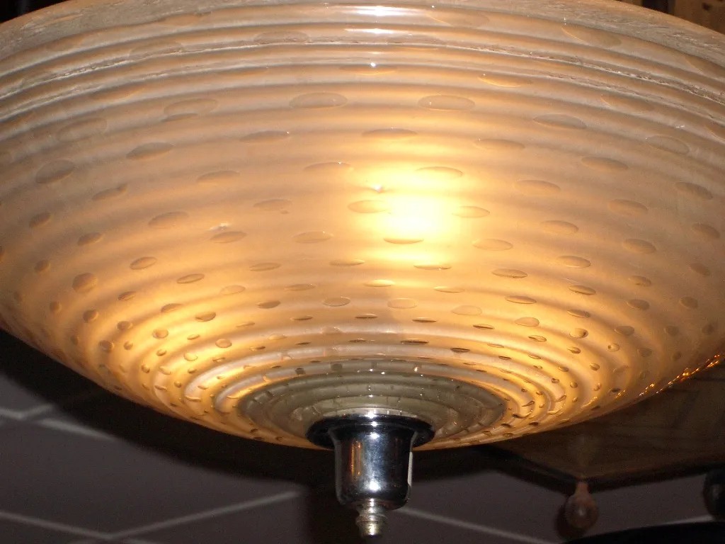 Lustre ancien avec un design distinctif, une lumière douce et une ambiance charmante.