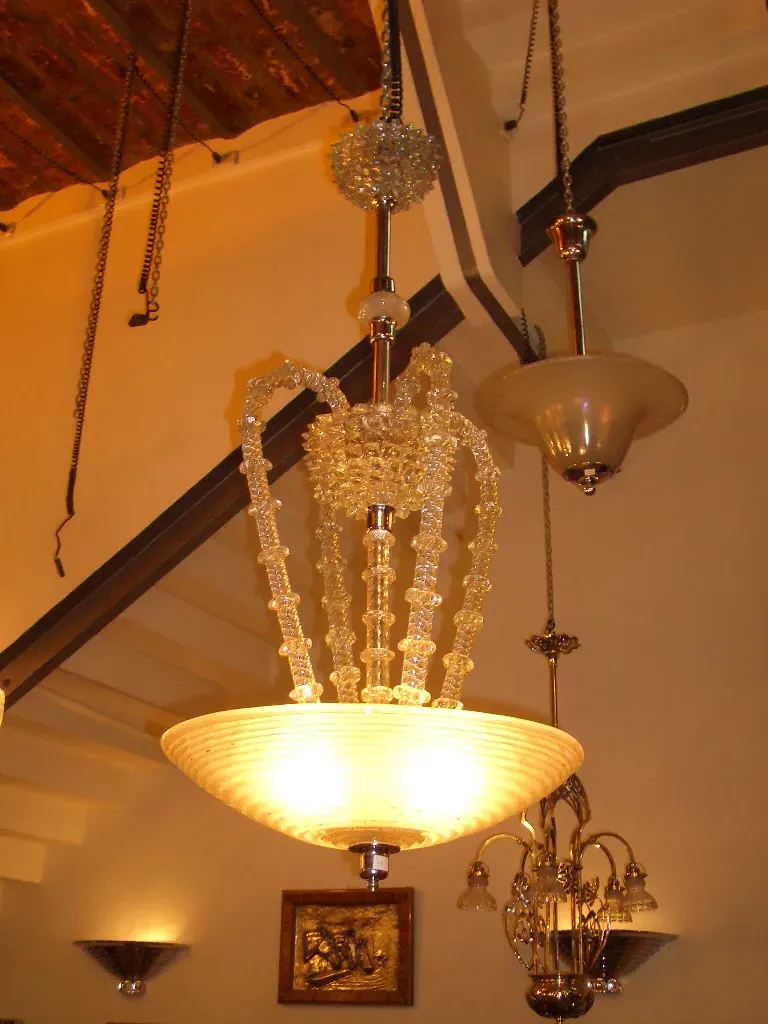 Lampada a sospensione antica con dettagli in cristallo, illumina un ambiente accogliente.