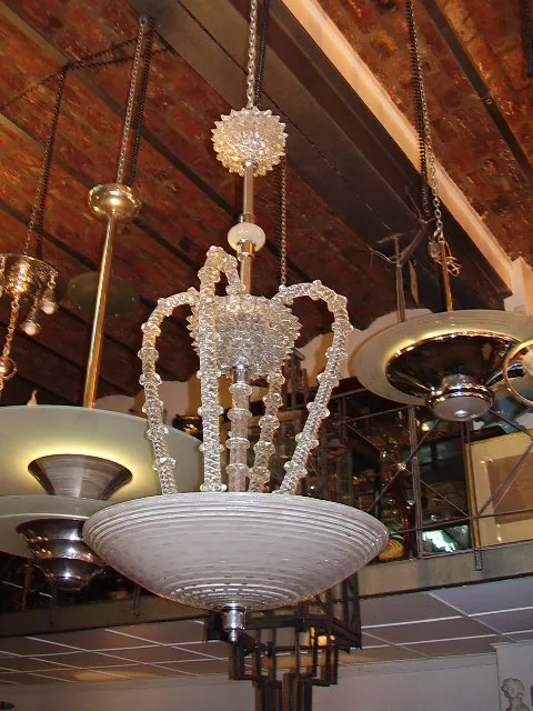 lâmpada de teto antiga com forma elegante e detalhes decorativos, iluminando suavemente o ambiente