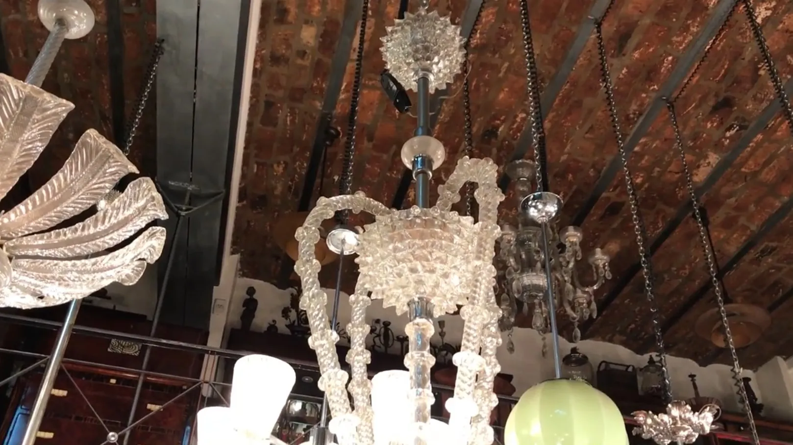 lustre ancien avec des détails ornés et une lumière douce, ambiance chaleureuse